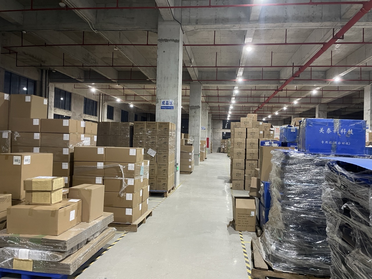 Hardshell's 6,000 m² finished-goods warehouse